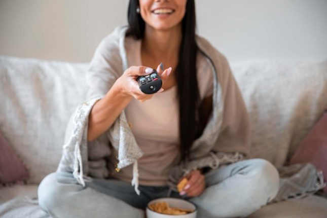 katsomassa televisiota yksin